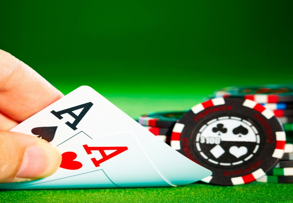 How to play poker at an online casino